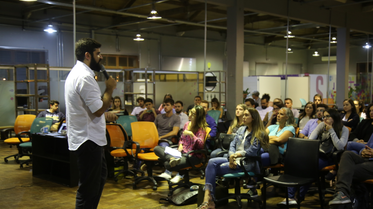 Daniel Oliveira ministrando para alunos do IBMEC. (Foto: Isabela Scarioli)